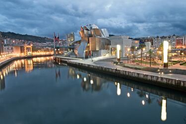 En la foto, panorámica desde la ría del Museo Guggenheim de Bilbao. 