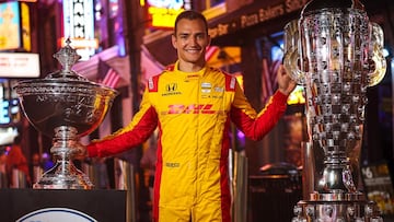 Álex Palou posa con sus trofeos de campeón de la IndyCar y de la Indy 500.