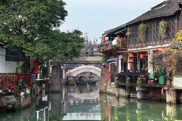 Esta calle que recuerda a Venecia está situada,  en una ciudad al oeste de Shanghái, la cual es conocida por sus canales, puentes y jardines clásicos. Un lugar ideal para perderse por su maravillosas calles.