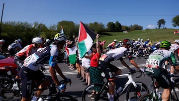Varias personas protestan en apoyo al pueblo palestino entre los ciclistas durante la etapa 13 de la Vuelta.