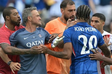 El más reciente. Tras perder la final del Mundial de Clubes ante el Chelsea, el entrenador del PSG se introdujo hecho una furia en la trifulca de sus jugadores contra sus rivales. Una vez dentro, Luis Enrique devolvió el empujón a João Pedro con un golpe que provocó que el jugador brasileño se fuera al suelo.
