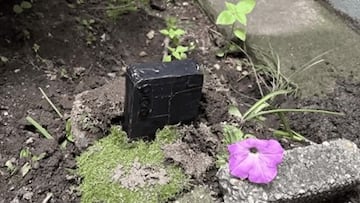 Encuentra un supuesto teléfono enterrado en su jardín y la Policía destapa la nueva táctica de los ladrones para robar casas