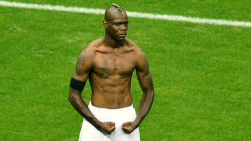 (Files) In this file picture taken on June 28, 2012, Italian forward Mario Balotelli celebrates after scoring the second goal during the Euro 2012 football championships semi-final match against Germany at the National Stadium in Warsaw. Liverpool completed the transfer of AC Milan's Italy striker Mario Balotelli on Monday, August 25, 2014. The 24-year-old emerged as a target for Reds manager Brendan Rodgers last week and Liverpool had been locked in talks with the former Manchester City star's agent since agreeing a reported £16 million fee with Milan. AFP PHOTO / GABRIEL BOUYS