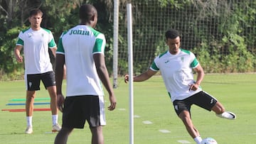Dalisson golpea un balón