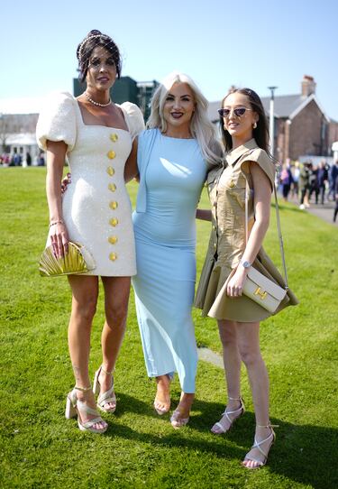 Ambiente durante el 'Ladies Day' del Grand National Festival, la carrera ecuestre más importante de las que se celebran en el Reino Unido, en el Circuito de Aintree, Liverpool.