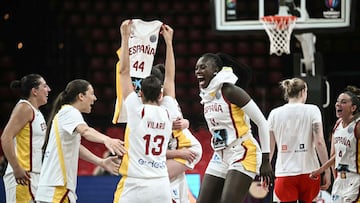 Spain's players celebrate after winning their FIBA Women's EuroBasket 2025 quarter-final match against Czech Republic at the Peace and Friendship Stadium in Piraeus near Athens on June 25, 2025.