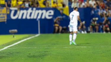 El mal estado de la hierba se tapó con pintura verde que se trasladó a las camisetas de los jugadores.