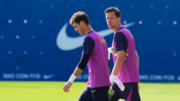 GRAFCAT1288. SANT JOAN DESPÍ (BARCELONA) (ESPAÑA), 22/08/2025.-Los porteros del FC Barcelona, Wojciech Szczesny (i) y Diego Kochen (d), durante el entrenamiento que realiza la plantilla barcelonista para preparar el partido de liga que disputarán mañana ante el Levante UD en el Estadi Ciutat de Valencia. EFE/ Alejandro García