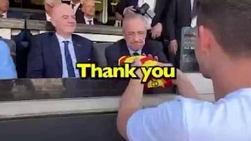 Le dan a Florentino una camiseta del Barça para firmar y su reacción no le puede salir más de dentro