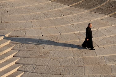 Un sacerdote camina en la Plaza de San Pedro, antes de la misa funeral del Papa Francisco, en el Vaticano.