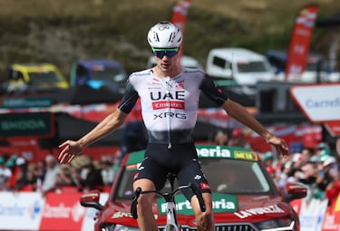 Juan Ayuso celebra su victoria en Cerler, Huesca.
