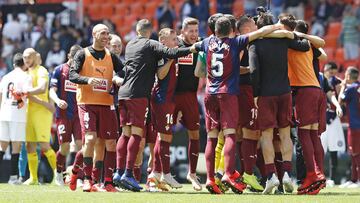 Los jugadores del Eibar celebran la victoria ante el Valencia.