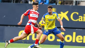 Chris Ramos en el partido que enfrentaba al Cádiz y al Granada en el Nuevo Mirandilla en la temporada 24-25 de la Liga Hypermotion.