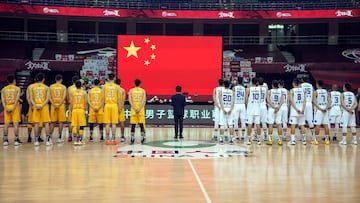 En Qingdao, China, los jugadores de la CBA rinden homenaje a los fallecidos por el coronavirus.