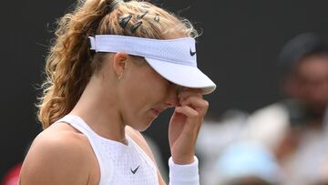 La tenista rusa Mirra Andreeva reacciona durante su partido ante Madison Keys en Wimbledon 2023.
