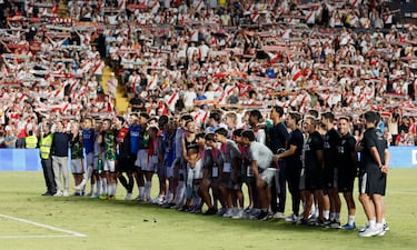 Los jugadores del Rayo celebran la clasificación a la liguilla de la Conference League.
