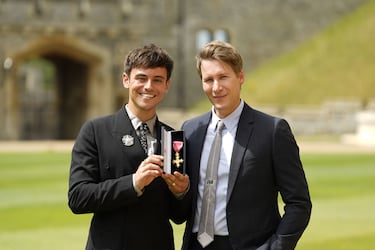 Se trata de una de las parejas LGBTIQ+ más queridas. El clavadista británico y el guionista ganador del Oscar llevan juntos desde 2013 y comparten su vida familiar y su compromiso con los derechos humanos.
