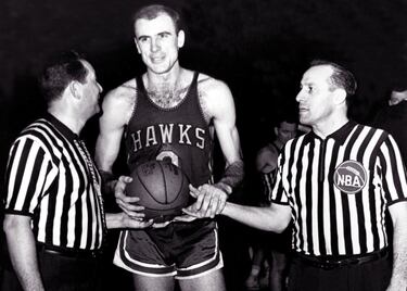 <b>- Años en la NBA:</b> 1954-1965 <br> <b>- Equipos:</b> Milwaukee/St. Louis Hawks. <b>- Medias de su carrera:</b> 26,4 puntos, 16,2 rebotes, 3 asistencias. <br> <b>- Mejor temporada:</b> (1960-61) 27,9 puntos, 20,3 rebotes, 3,4 asistencias. <br> <b>- Méritos:</b> Una vez campeón, 3 veces MVP, 11 veces all star, 10 veces en el Mejor Quinteto. <br> <br> En los años 60 evolucionó con la NBA y no bajó su rendimiento: nunca promedió menos de 24+12 en una temporada, un mérito descomunal en tiempos en los que el eje bases-pívots era la articulación básica de los equipos y los ala-pívots se limitaban a rebotear y hacer el trabajo duro. Fue el primer MVP de la NBA en 1956 y repitió después en 1959.