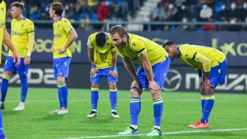 Momento del partido entre el Cádiz y el Sevilla.