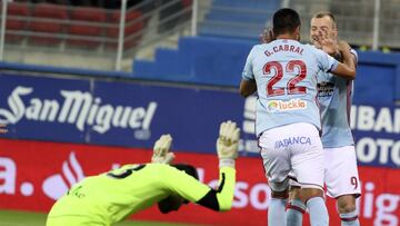 GRA088. EIBAR. 25/10/2017.- El argentino Gustavo Cabral (c), defensa del Celta de Vigo, celebra con el sueco John Guidetti (d) su gol, primero del equipo ante el Eibar, durante el partido de ida de dieciseisavos de final de la Copa del Rey que se disputa hoy en el estadio de Ipurúa de Eibar (Guipúzcoa). EFE/Juan Herrero.