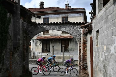 Los ciclistas se escapan en Zubiena durante la primera etapa de La Vuelta a España 2025.