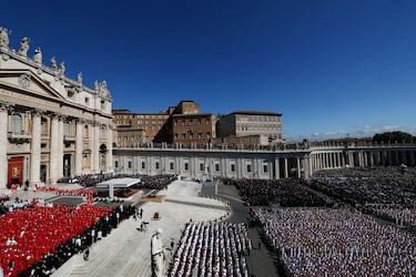 Una vista general muestra la misa funeral del Papa Francisco en la Plaza de San Pedro en el Vaticano.