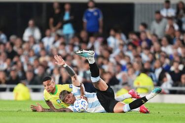 El argentino Enzo Fernández y el brasileño Guilherme Arana caen durante un partido de clasificación para el Mundial de 2026 en el Estadio Monumental de Buenos Aires