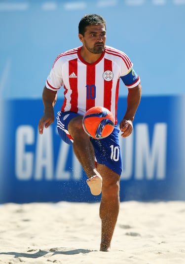 'El Toro' de Paraguay hizo carrera en España llegando a conquistar una Copa del Rey en las filas del Zaragoza. Defendió la camiseta de su país en tres Copas del Mundo, y tras dejar los estadios y pasarse a la arena participó también en un torneo mundialista, el celebrado en Portugal en el año 2015, del que los anfitriones salieron campeones y un compañero de selección de Acuña, Pedro Morán, obtuvo el premio de máximo goleador. Como curiosidad, a pesar de haber jugado al fútbol playa, en 2016 se convirtió en el jugador más veterano en disputar la Primera División de Paraguay, a los 43 años.  
