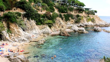Cala Trons, en Lloret de Mar, es una cala pequeña y escondida que ofrece una experiencia íntima y auténtica. Rodeada de rocas y vegetación mediterránea, sus aguas transparentes son ideales para el snorkel y el baño tranquilo. De acceso a pie por el Camino de Ronda, garantiza una visita alejada del turismo masivo.