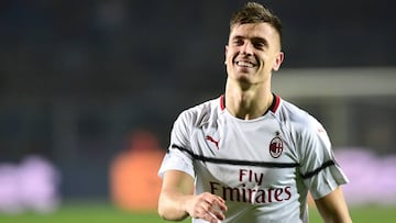 AC Milan's Polish forward Krzysztof Piatek reacts as he leaves the pitch during the Italian Serie A football match Atalanta vs AC Milan on February 16, 2019 at the Atleti Azzurri d'Italia stadium in Bergamo. (Photo by Miguel MEDINA / AFP)
