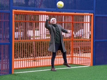 El exportero Iker Casillas durante la inauguración del campo de fútbol.
