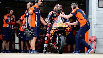Maverick Viñales sale del box de KTM en MotoGP.