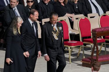 El príncipe heredero de Noruega, Haakon (centro), y la princesa heredera Mette-Marit (izquierda) llegan al funeral del papa Francisco en la Plaza de San Pedro del Vaticano.