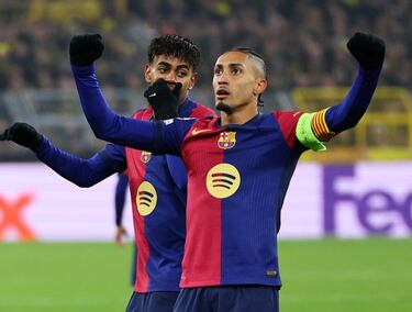 0-1. Raphinha celebra el primer tanto.