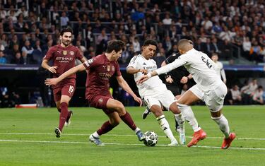 2-0. Jugadón del equipo de Ancelotti. Vinicius conecta con Rodrygo que asiste, con un caño a Khusanov, para el nueve del Real Madrid. El francés controla, recorta a Gvardiol y bate a Emerson con un derechazo.