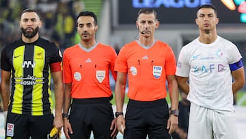 Ittihad's French forward #09 Karim Benzema (2nd-L) and Nassr's Portuguese forward #07 Cristiano Ronaldo (2nd-R) pose for a picture with officials ahead of the Saudi Pro League football match between Al-Ittihad and Al-Nassr at King Abdullah Sports City Stadium in Jeddah on December 26, 2023. (Photo by AFP)