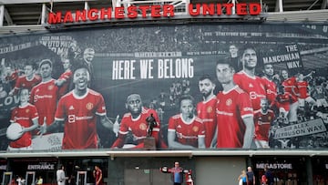 FOTO DE ARCHIVO: Fútbol Fútbol - Una foto de Cristiano Ronaldo con compañeros de equipo se muestra en el exterior de Old Trafford - Old Trafford, Manchester, Gran Bretaña - 9 de septiembre de 2021 Una foto de Cristiano Ronaldo con compañeros de equipo se
