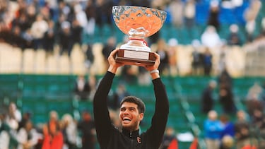 Carlos Alcaraz posa con el trofeo que le otorga campeón del Masters de Montecarlo 2025 tras vencer en la final al tenista italiano Musetti.