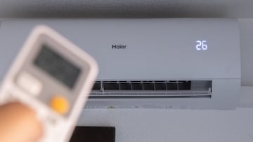 Una persona enciende un aire acondicionado, a 4 de agosto de 2025, en Madrid (España). Según la Agencia Internacional de la Energía, hasta el 20% de los hogares europeos ya dispone de AC (frente al 90% de EE.UU.), pero se prevé que la cifra crezca rápidamente. Las olas de calor prolongadas (con temperaturas de 39 °C en París o más de 40 °C en regiones españolas) han provocado picos de demanda eléctrica, llegando a interrumpir el suministro en zonas de España, Portugal y Francia. Esto pone en primer plano el reto de un suministro renovable, redes eléctricas robustas y aparatos mucho más eficientes.
04 AGOSTO 2025
Eduardo Parra / Europa Press
04/08/2025