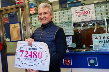 Un empleado de la administración número 6 situada en la calle Muro del Carmen, nº 4, celebran que han vendido el número 72.480 correspondiente al Primer Premio del Sorteo Extraordinario de la Lotería de Navidad 2024.