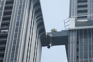 Un puente que conecta dos condominios de gran altura se ve dañado, luego de un fuerte terremoto, en Bangkok, Tailandia.