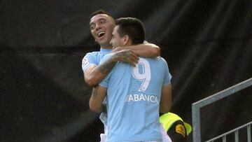 GRAF4051. VIGO (ESPAÑA), 01/09/2018.- Los delanteros del Celta de Vigo; Iasgo Aspas (i) y M. gómez (d espaldas), celebran el segundo gol del equipo ante el Atlético de Madrid, durante el partido de LIga Santander de Primera Divisi&oac