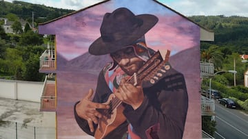 Este mural fue creado en mayo de 2024 y está ubicado en la Avenida da Porta do Sol de la localidd de Fene, A Coruña, España.