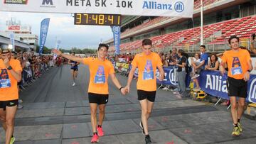 Marc y Álex Márquez tras cruzar la meta de la Allianz Night Run.