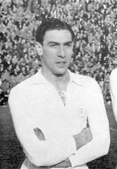 El delantero nacido en Cuba comenzó su carrera profesional en el filial del Oviedo llegando al primer equipo donde jugó la temporada 1934-35. Como Carbayón disputó un total de 4 partidos en los que anotó 2 goles. Llegó al Real Madrid en 1935, pero esa temporada fue cedido al Valladolid. Regresó al Madrid en 1939 donde estuvo diez temporadas hasta su salida en 1949. En total, como madridista, jugó 156 partidos en los que marcó 65 goles.