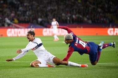 Pase largo a Bradley Barcola en carrera y el central uruguayo del Barcelona derriba al jugador francés en la frontal del área.