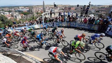El pelotón de la Vuelta a Burgos a su paso por el Alto del Castillo (Burgos)