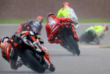 Marc Márquez se colocó quinto tras perder unos segundos valiosos en la primera vuelta de la carrera al esprint.
