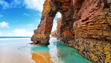 Esta playa es una obra de arte natural. Se le conoce como la catedral del mar. En ella, visualizamos arcos, columnas y bóvedas diseñadas por el propio agua del mar. Su gran belleza hace que sea la playa más conocida de Galicia.