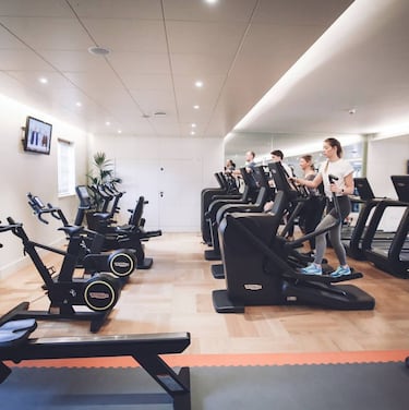 Un gimnasio para los entrenamientos. 